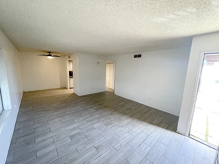 851 S HORNE 4 LIVING ROOM1_03042026