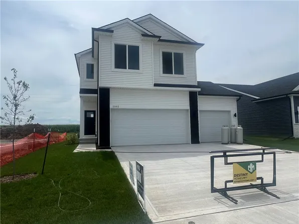 2945 Indigo Ln, Pella, IA 50219