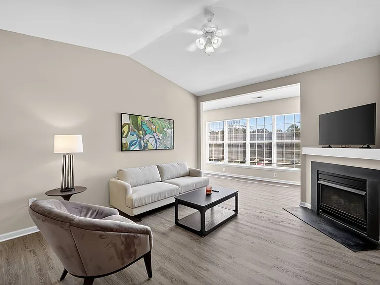 Brittany Commons Apartments — Photo 17