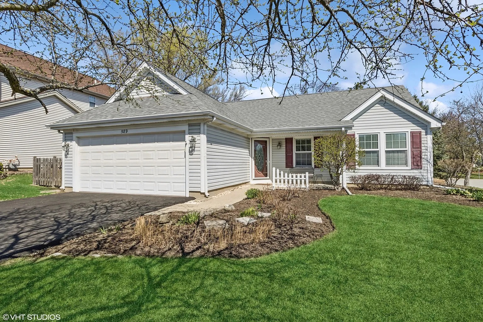 589 Shaker Ln photo 1