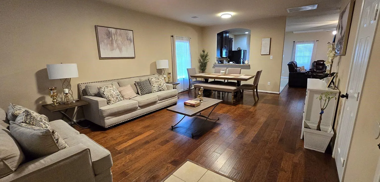 4 bed, 2.5 bath, 2430 sqft, $2,500 — Photo 4