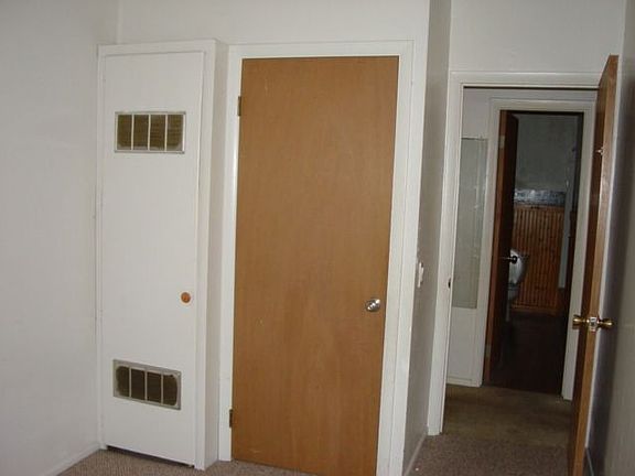 5th image of 302 E 9th St