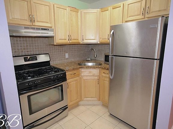 4th image of 537 Gates Ave #7