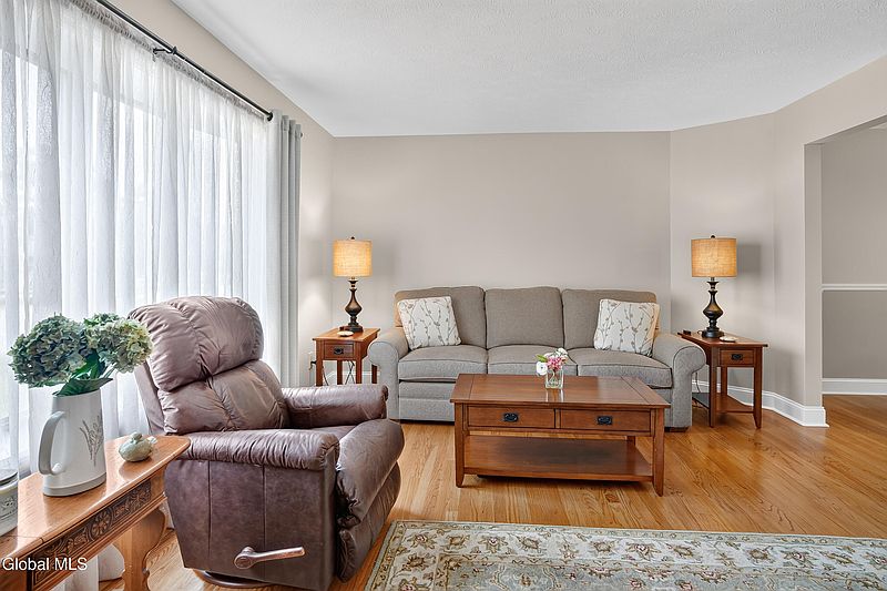 4th image of 13 Berkshire Drive