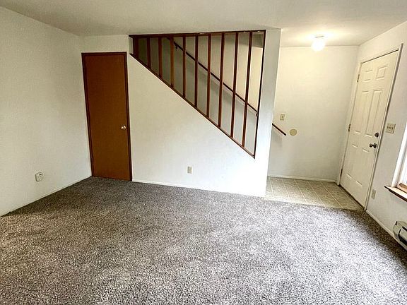 3rd image of 1002 10th St NE APT 2