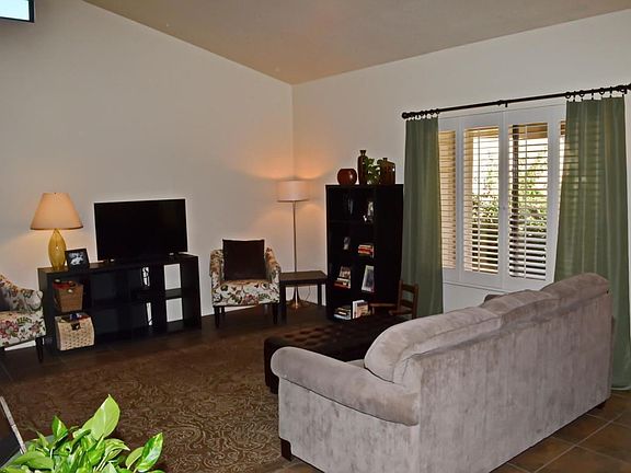 5th image of 270 E Belcourte Pl
