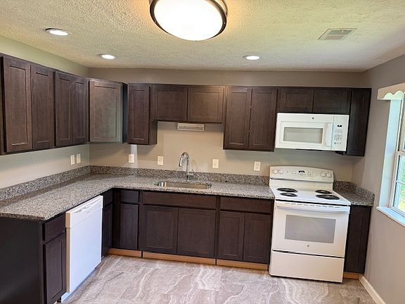 3rd image of 842 Youngs Ln