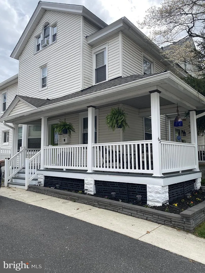 65 Arbutus Ave photo 1