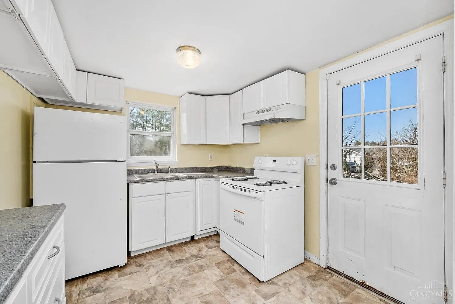 3 bed, 1000 sqft, $2,200 — Photo 3