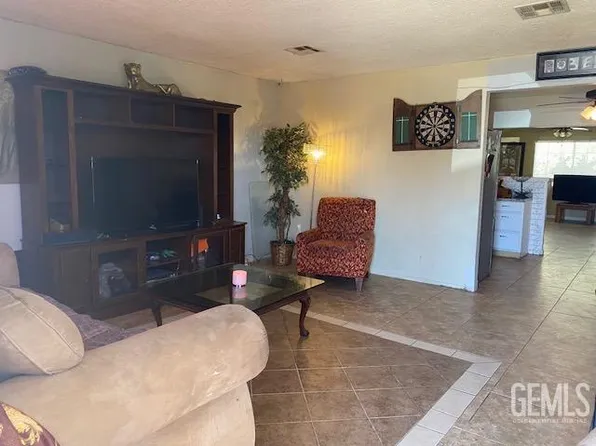 413 Poinsetta St, Bakersfield, CA 93307