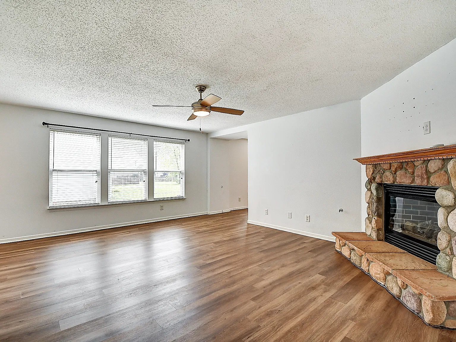 3 bed, 1489 sqft, $1,900 — Photo 4