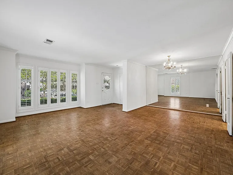 399 N Post Oak Ln #399 — Photo 2