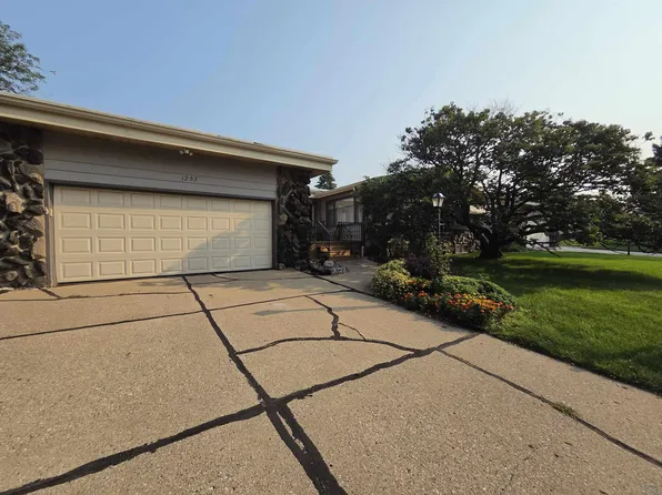 1253 Hiawatha Trl, Sioux City, IA 51104