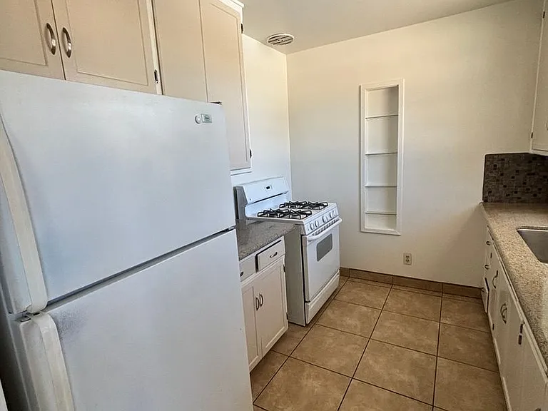 1000-1050 E San Antonio Dr — Photo 22