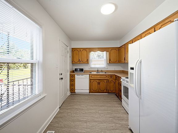5th image of 681 Jackson St