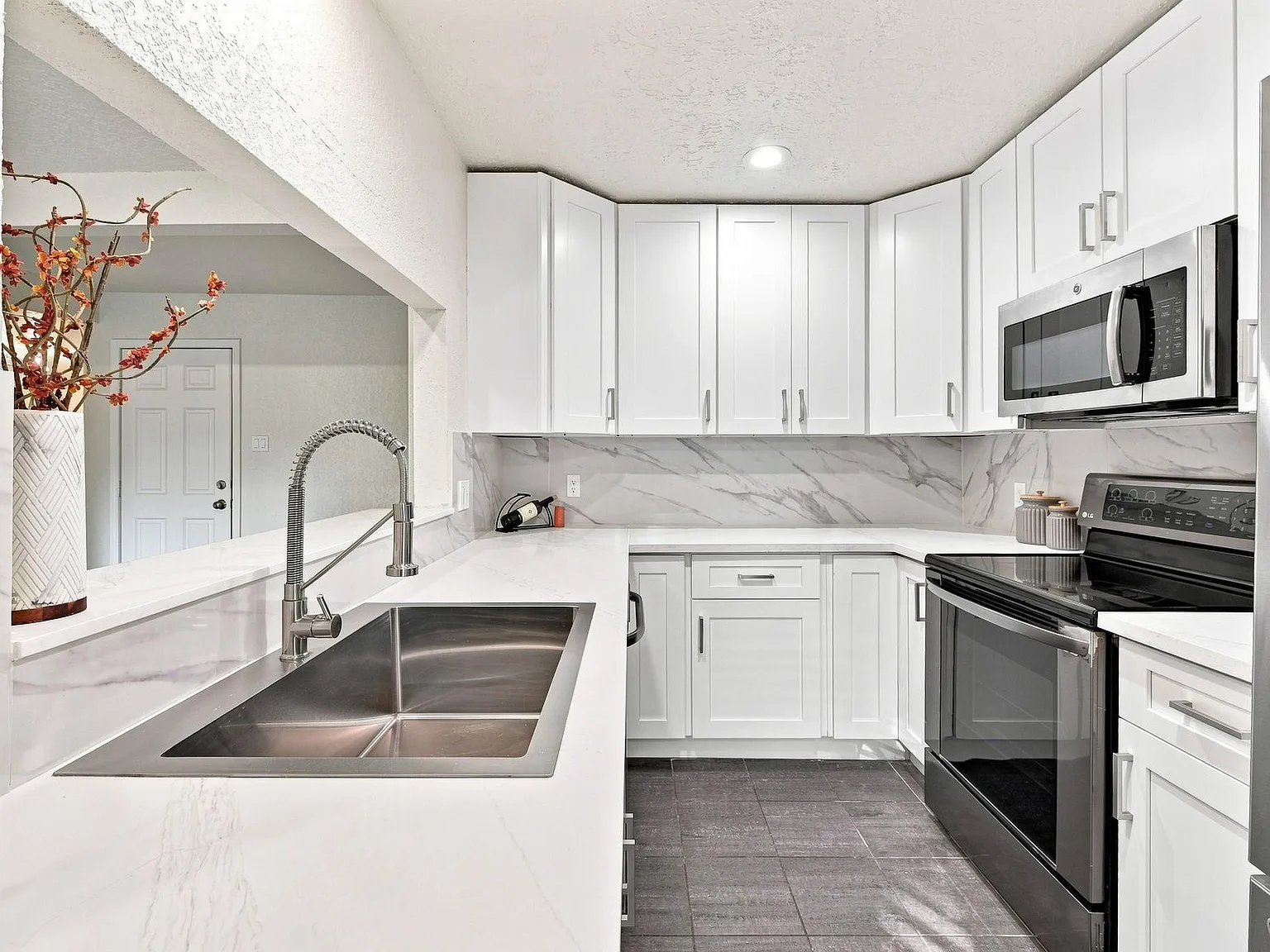 3 bed, 2.0 bath, 1225 sqft, $2,025 — Photo 3