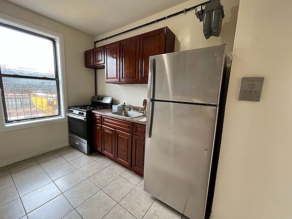 3rd image of 500 W 213th St APT 4