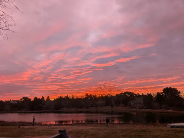 https://photos.zillowstatic.com/fp/dcaea49ccfd95df7b0647f0f5defb617-p_e.webp
