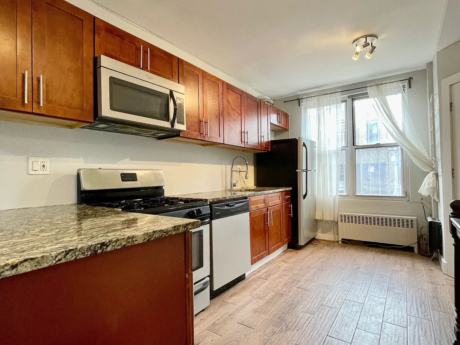 1 bed, 1.5 bath, 650 sqft, $3,000 — Photo 3