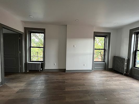 4th image of 408 Throop Ave #2