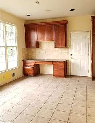 5th image of 15 Westview Dr