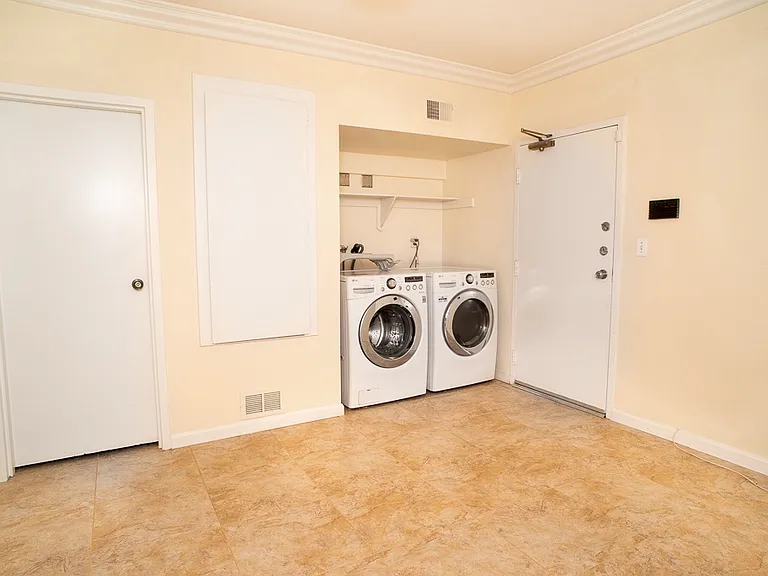 21931 Burbank Blvd #17 — Photo 16