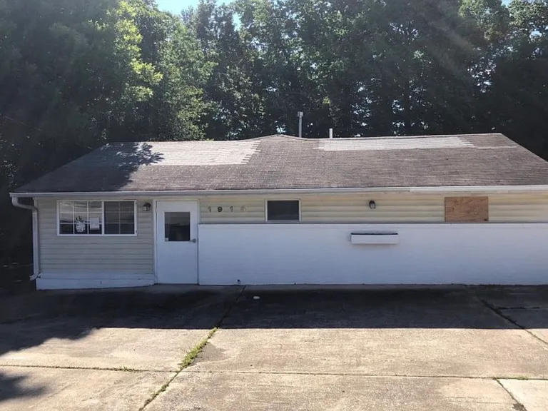 1915 Merritt Dr — Photo 1