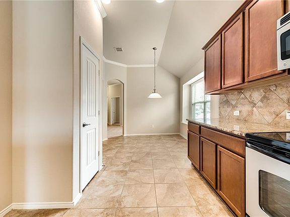 4th image of 1325 Shelley Dr