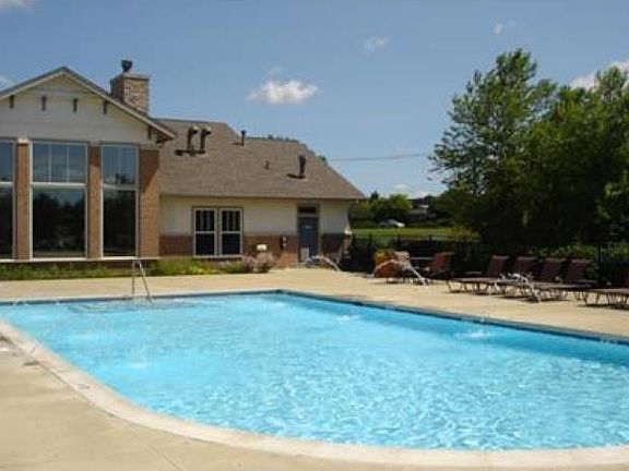 Heated Pool w/ Fountains