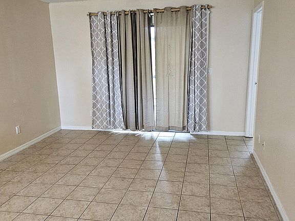 3rd image of 3020 Sir Hamilton Cir #5