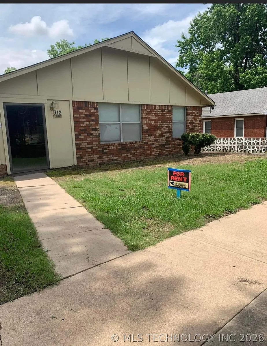 Building Photo - 312 W Pecan St