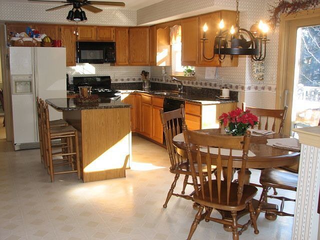 Kitchen w/Granite Counter-tops