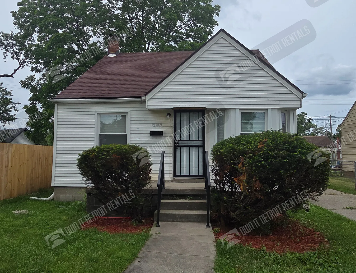 House - Bungalow — Photo 1