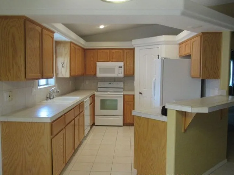 3740 Hiawatha Dr — Photo 2