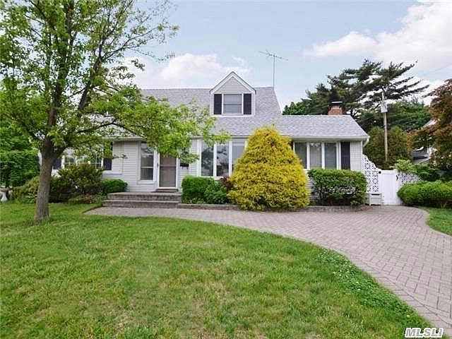 2nd image of 32 Willets Dr
