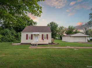 29194 Grix Rd, New Boston, MI 48164