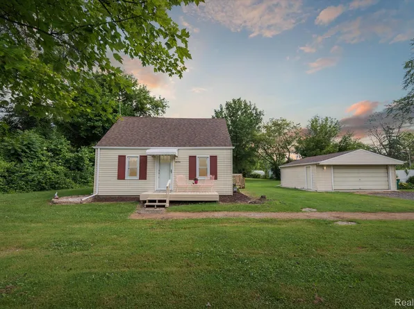 29194 Grix Rd, New Boston, MI 48164