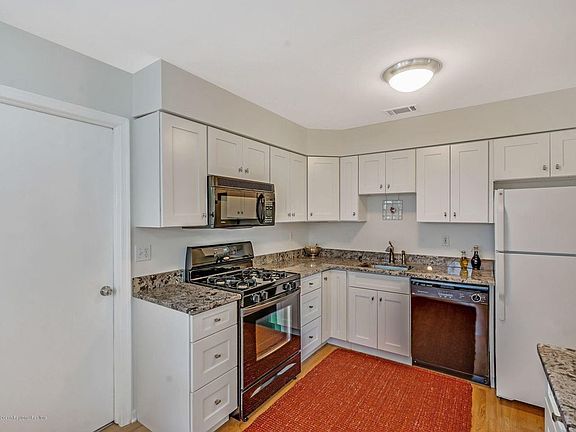 4th image of 10 Jennings Ct