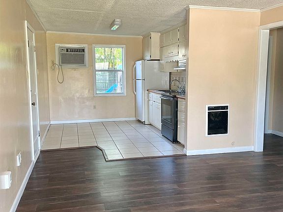 5th image of 604 Marshall St