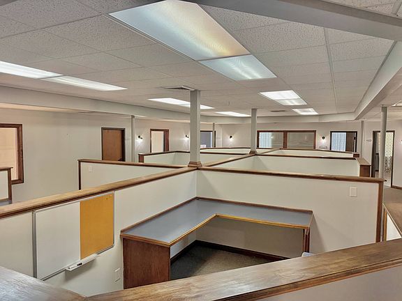 4th image of 641 Lincoln Way W