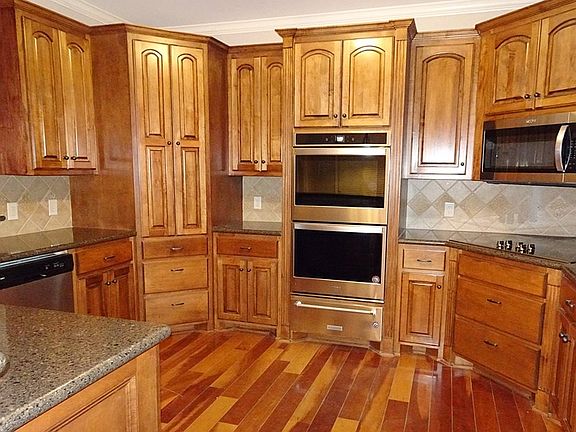 4th image of 400 Lakeview Ln