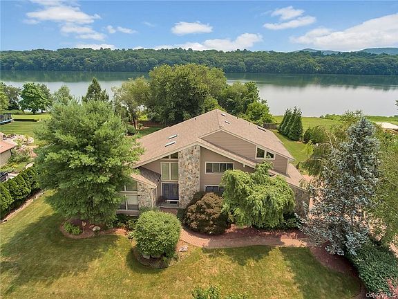 2nd image of 16 Fieldstone Ct