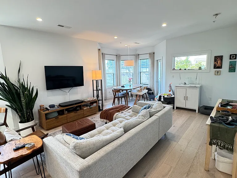 197 Vine St #2 — Photo 11