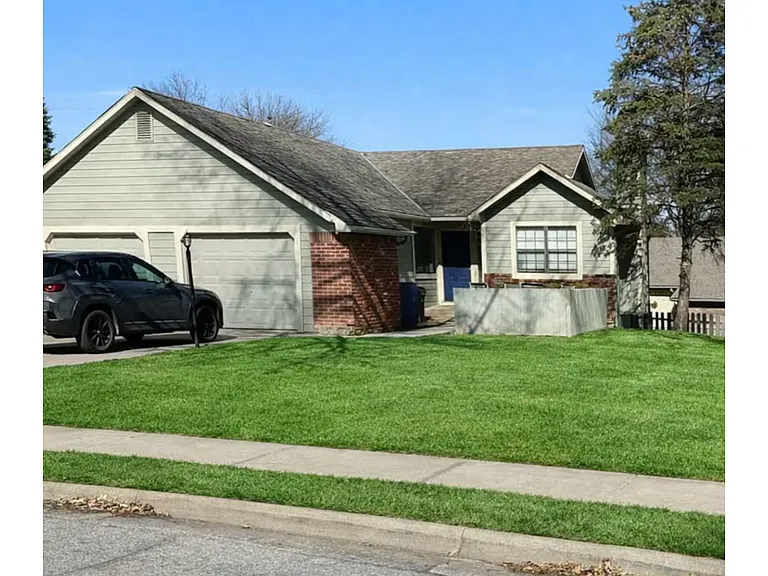 910 Alma Dr — Photo 1