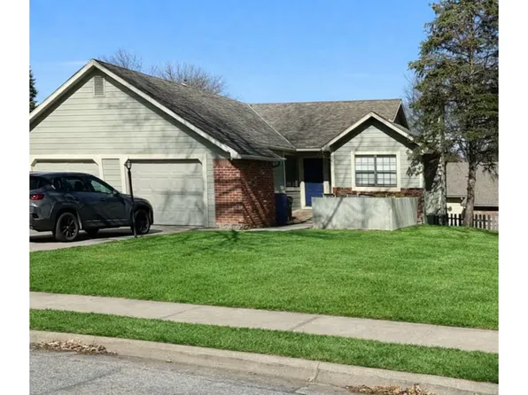 910 Alma Dr, Lawrence, KS 66049