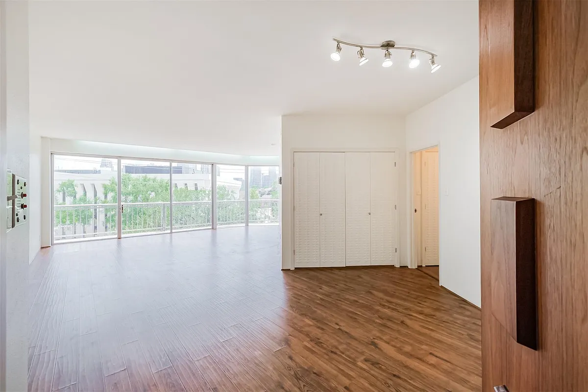 Building Photo - 5050 Woodway Dr #3M