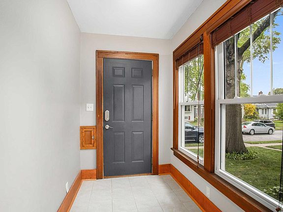 3rd image of 2711 Davenport Ave