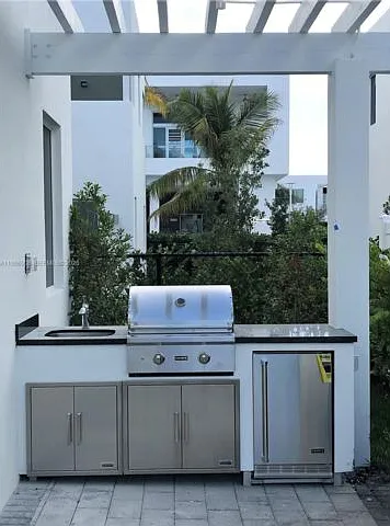 10055 NW 75th St — Photo 3