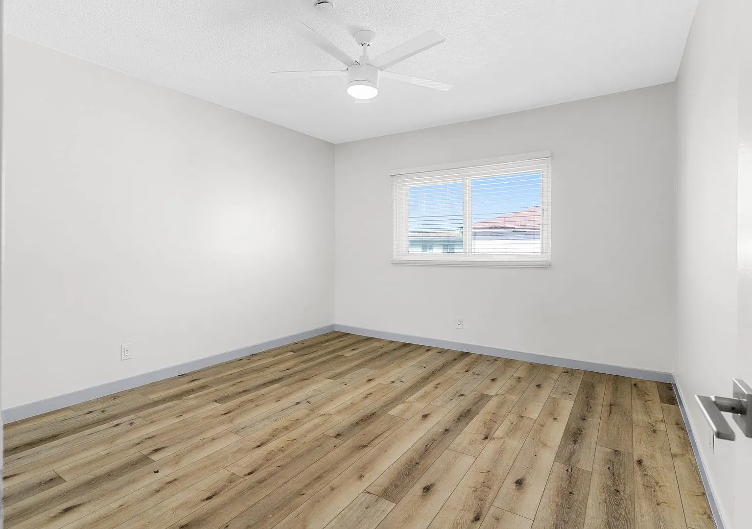 112 E Buckthorn Street — Photo 2