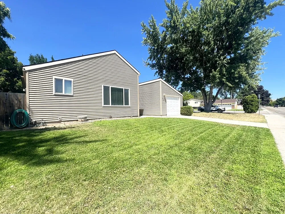 2 bed, 900 sqft, $1,800 — Photo 2